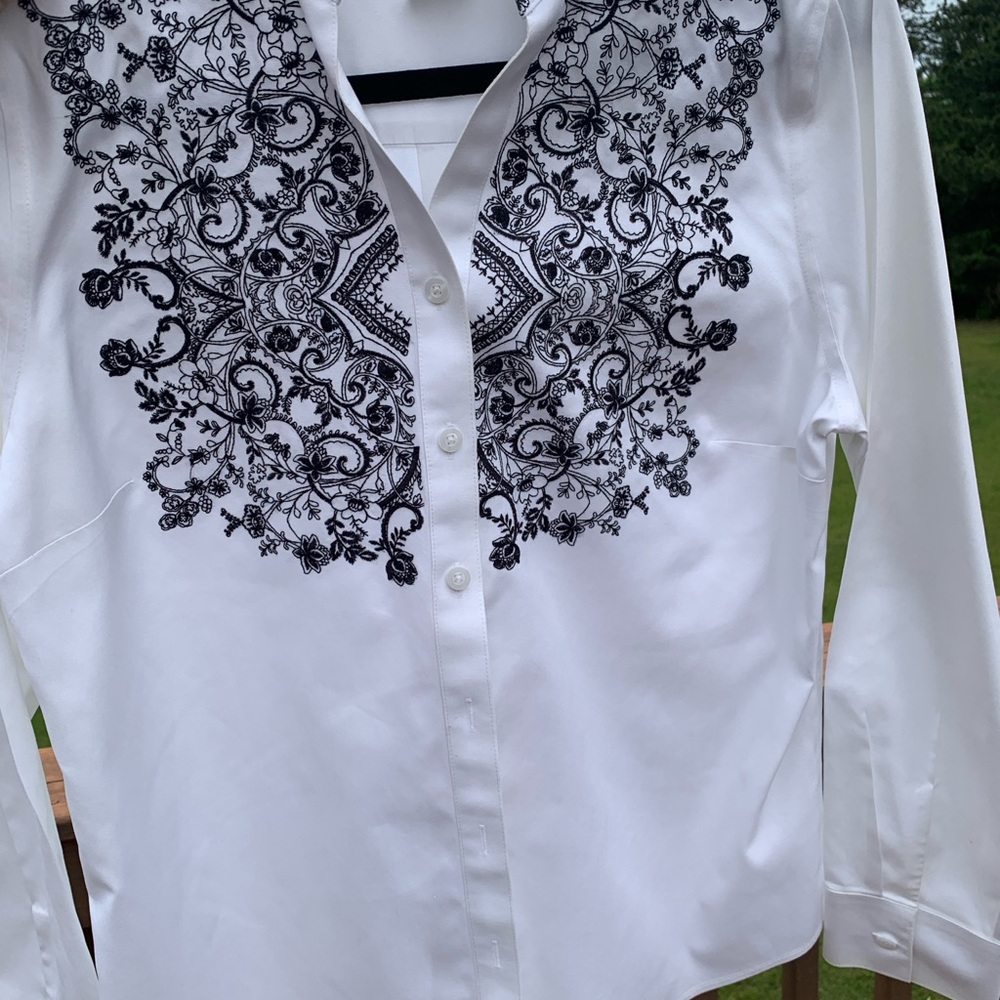 Chico's White and Black Graphic 3/4 Sleeve Button Down Shirt